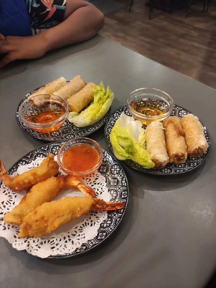 Nem Au Poulet Et Tempura de Crevettes